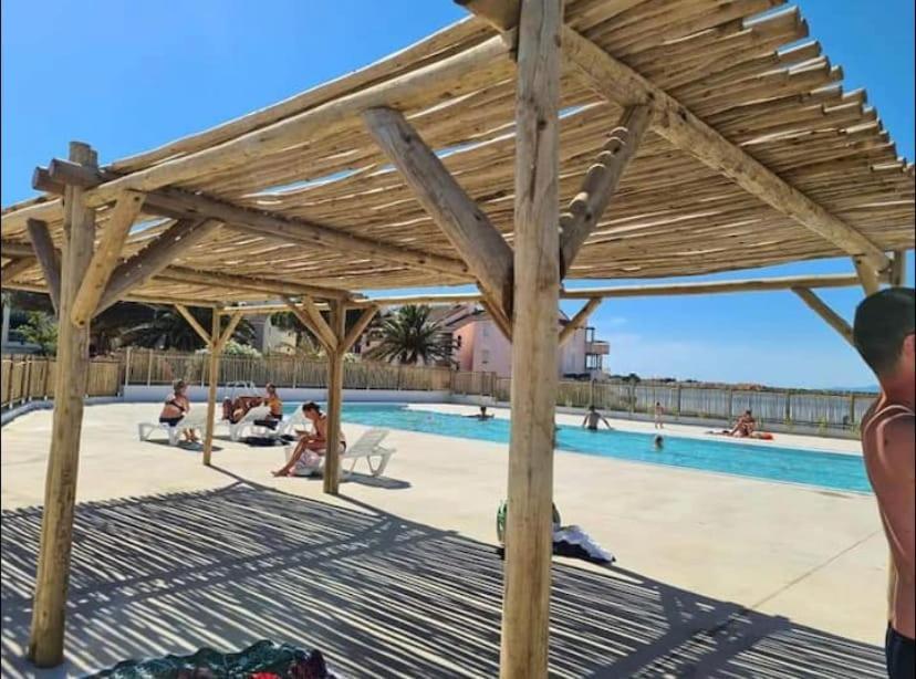 Dans Piscine Chauffee Le Barcares